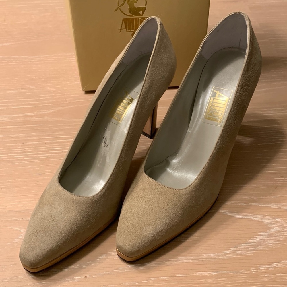 Allure Sand Suede Monique heels with Gold accents Size 7.5M, NIB